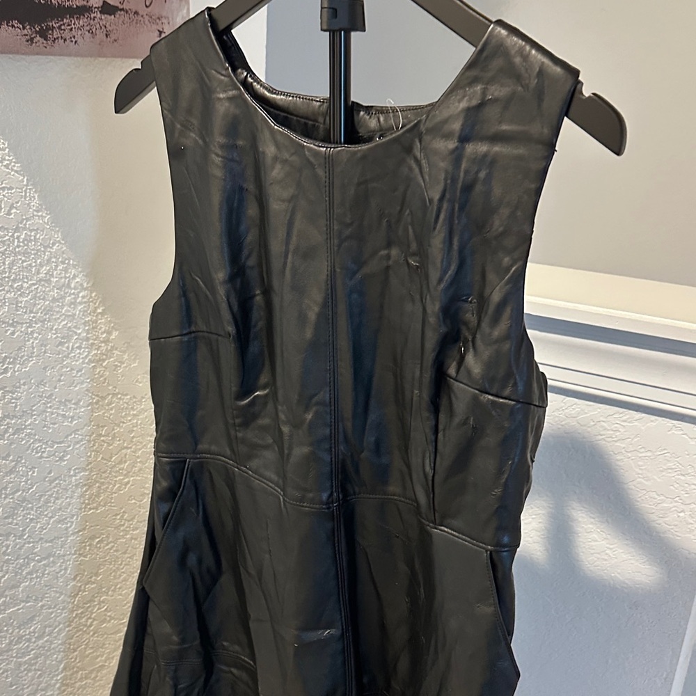 New Look Black Faux Leather Sleeveless Shift Dress with a Pocket - Picture 5 of 7